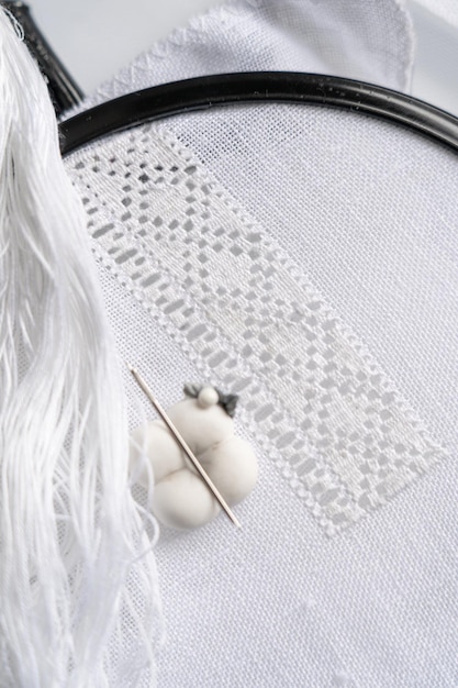 Kwiatowy haft w zbliżeniu